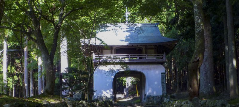 参道入口の山門。秋には一面が赤く染まる。