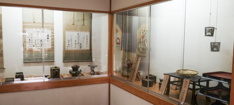 宝物殿には弾誓上人が生前使用した道具や皇室からの宝物を陳列。