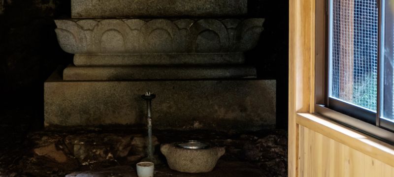 本堂奥の弾誓上人石廟。内部に入り石棺を見ることができる。